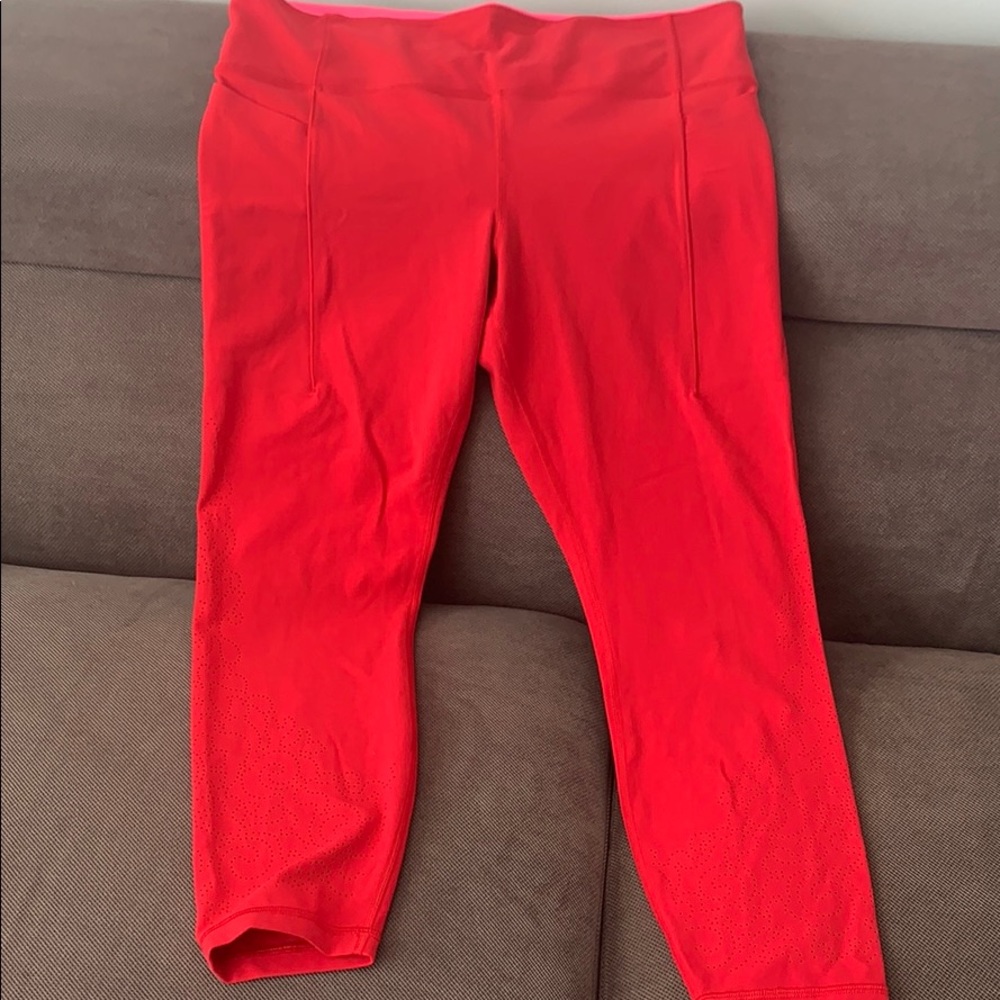 Salutation leggings with pockets